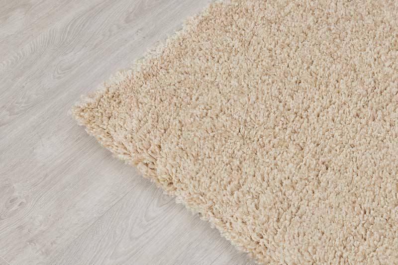 Белый ковер шегги на полу